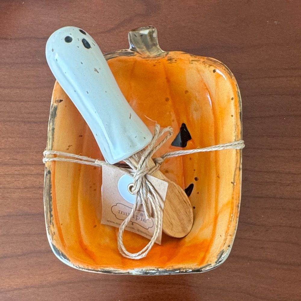 NWT: Mud Pie- Pumpkin Dish with Ghost Spreader